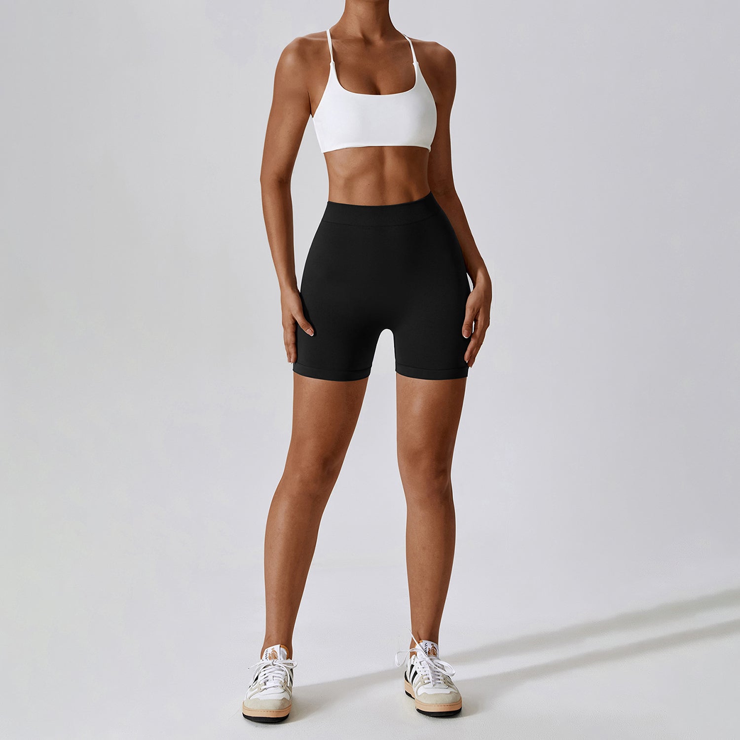 V-back butt-lifting sportshorts
