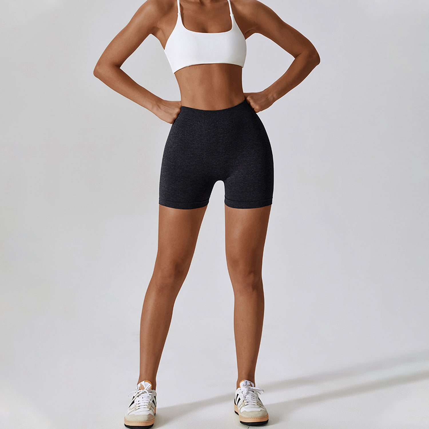V-back butt-tillende trainingsshorts