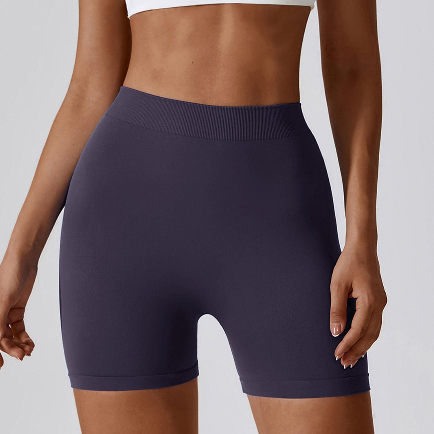 V-back butt-lifting sportshorts