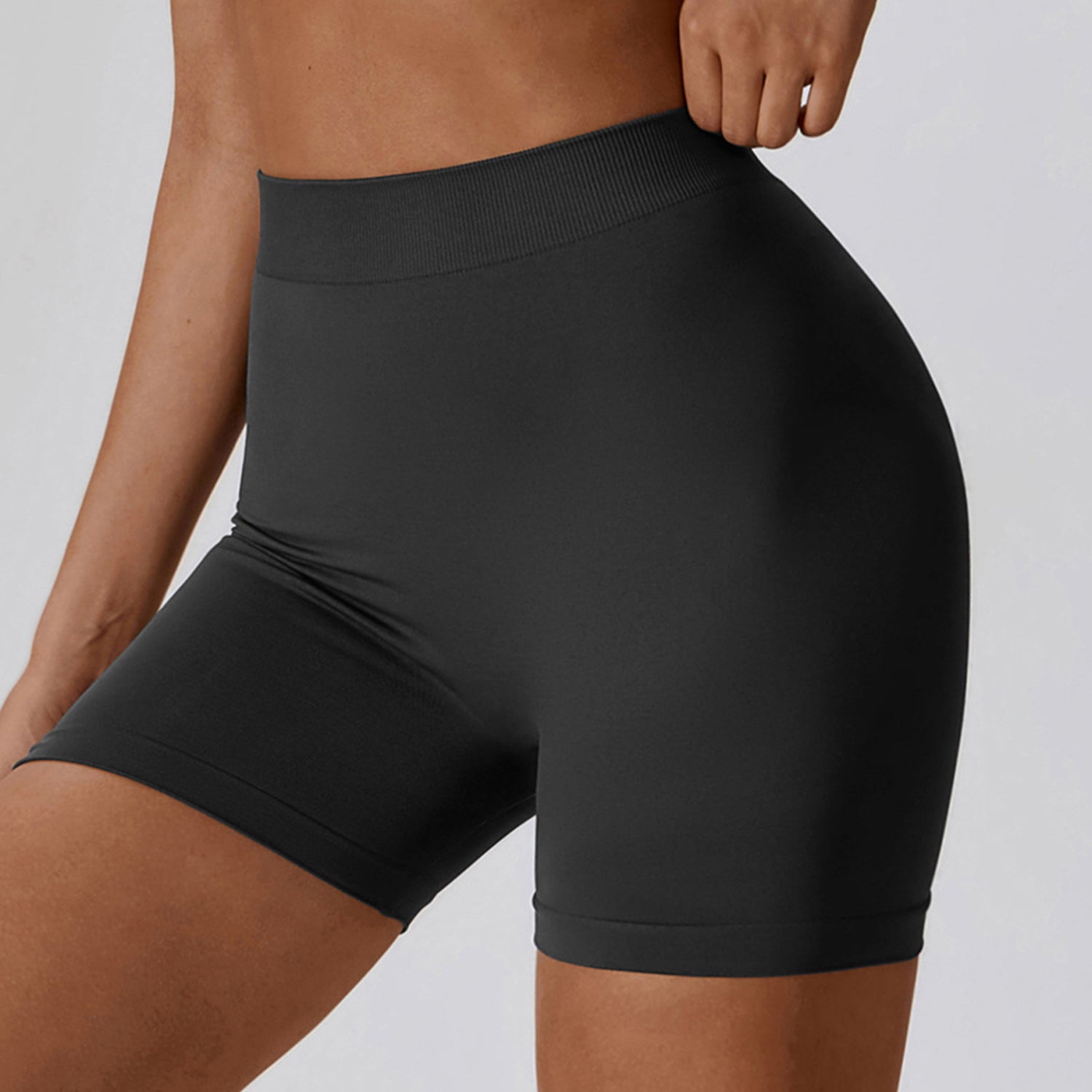 V-back butt-lifting sportshorts