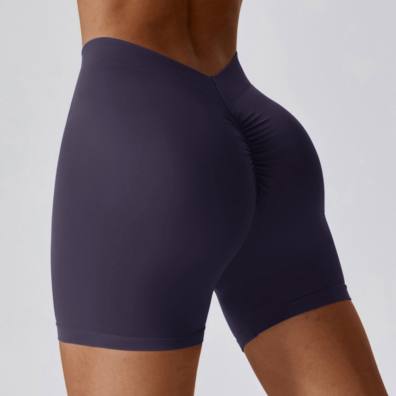 V-back butt-lifting sportshorts