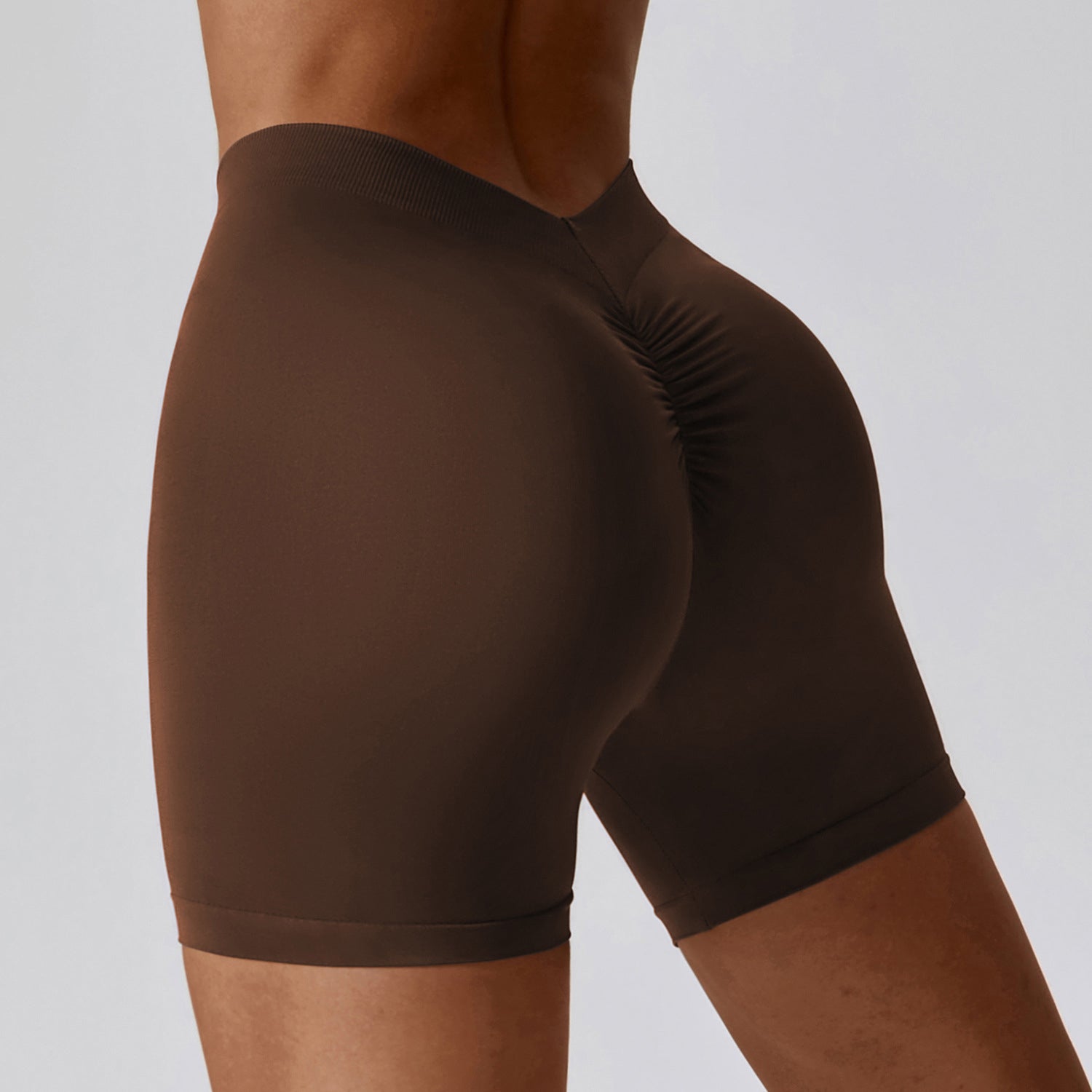 V-back butt-lifting sportshorts