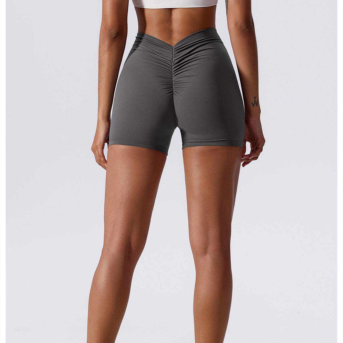 Hoog getailleerde V-vormige yogashort met ruches