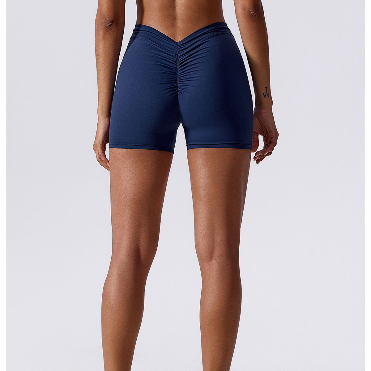 Hoog getailleerde V-vormige yogashort met ruches