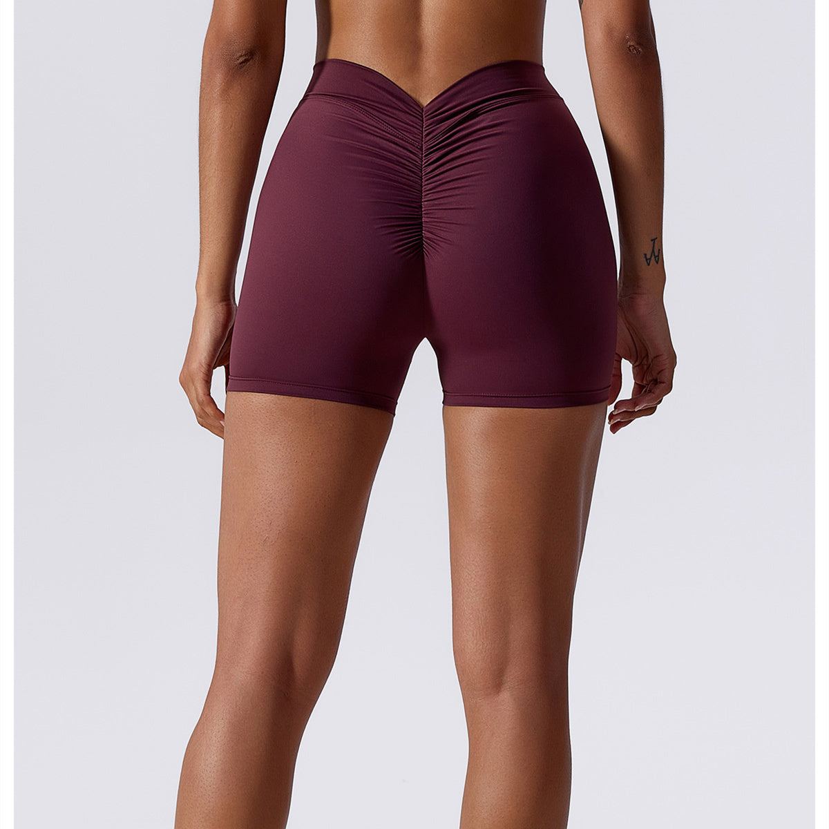 Hoog getailleerde V-vormige yogashort met ruches