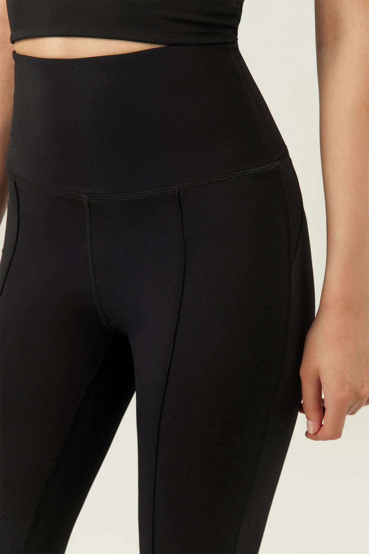 Hoog getailleerde uitlopende sportbroek