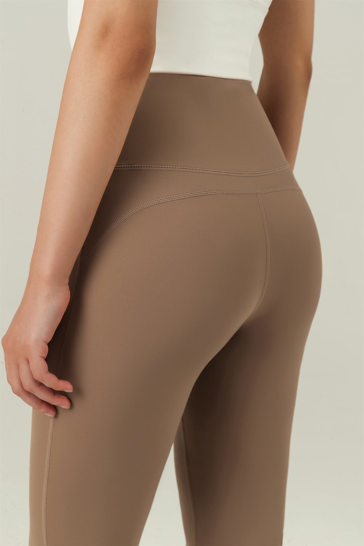 Hoog getailleerde uitlopende sportbroek
